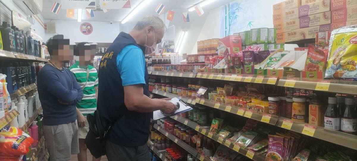 高雄市查察優奇2家下游廠商，回收問題產品24公斤。 圖：高雄市衛生局/提供