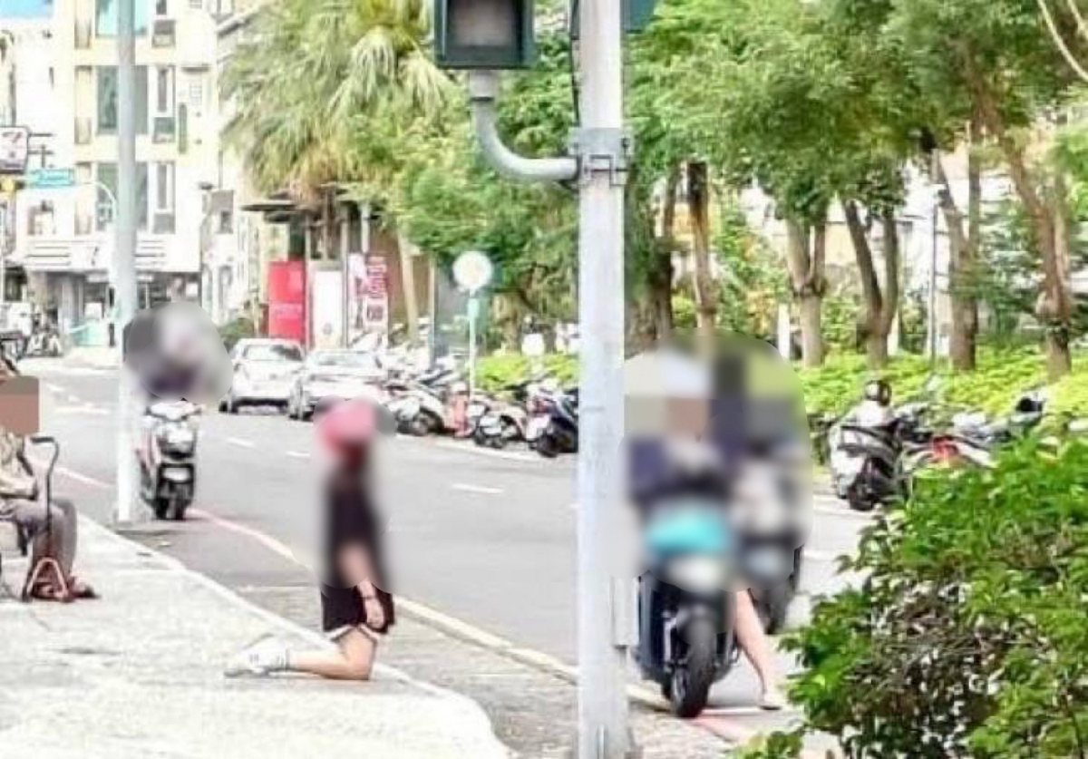 媽媽當街叫女兒下跪，路人拍下照片上傳網路引發熱議。 圖：翻攝自綠豆嘉義人臉書