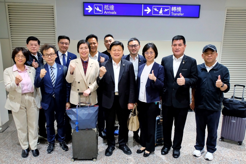 國民黨立法院黨團總召傅崐萁（前排右4）結束率團訪問中國大陸行程，28日深夜返台。他表示，希望兩岸能夠儘速、全面推動交流，一起攜手迎接新時刻到臨。 圖：中央社提供