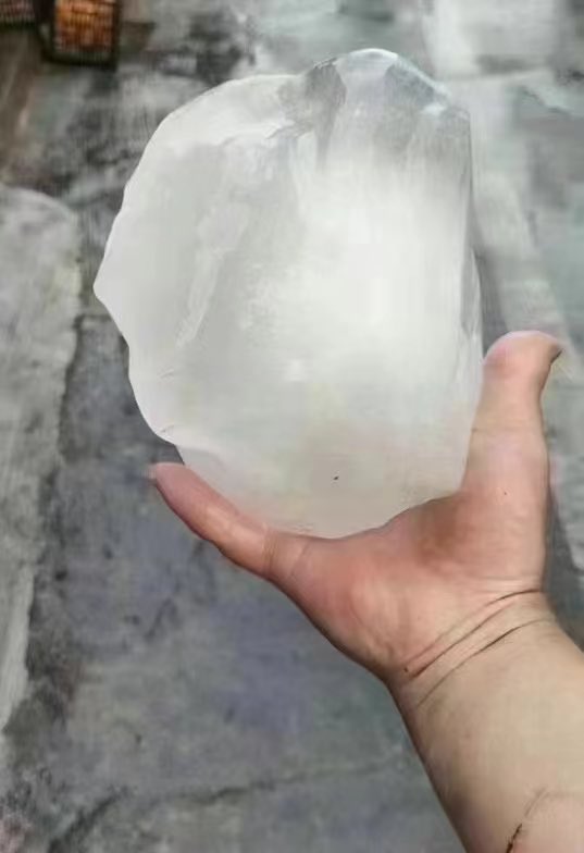 廣東省部分地區傳出冰雹災情，有些冰雹甚至比手掌還大。 圖：翻攝自 @Jam79922967 X 帳號