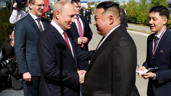 俄羅斯總統普丁與北韓最高領導人金正恩於2023年9月會面。 圖：翻攝自騰訊網