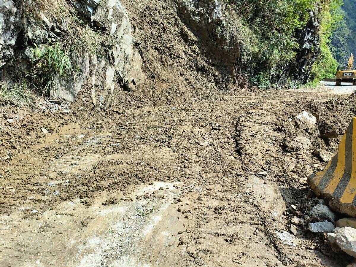 公路局谷關工務段於4月23日再度封閉該路段，在經過場搶修92次，終於在今日中午搶通下午1時放行。 圖：中區養護工程分局／提供