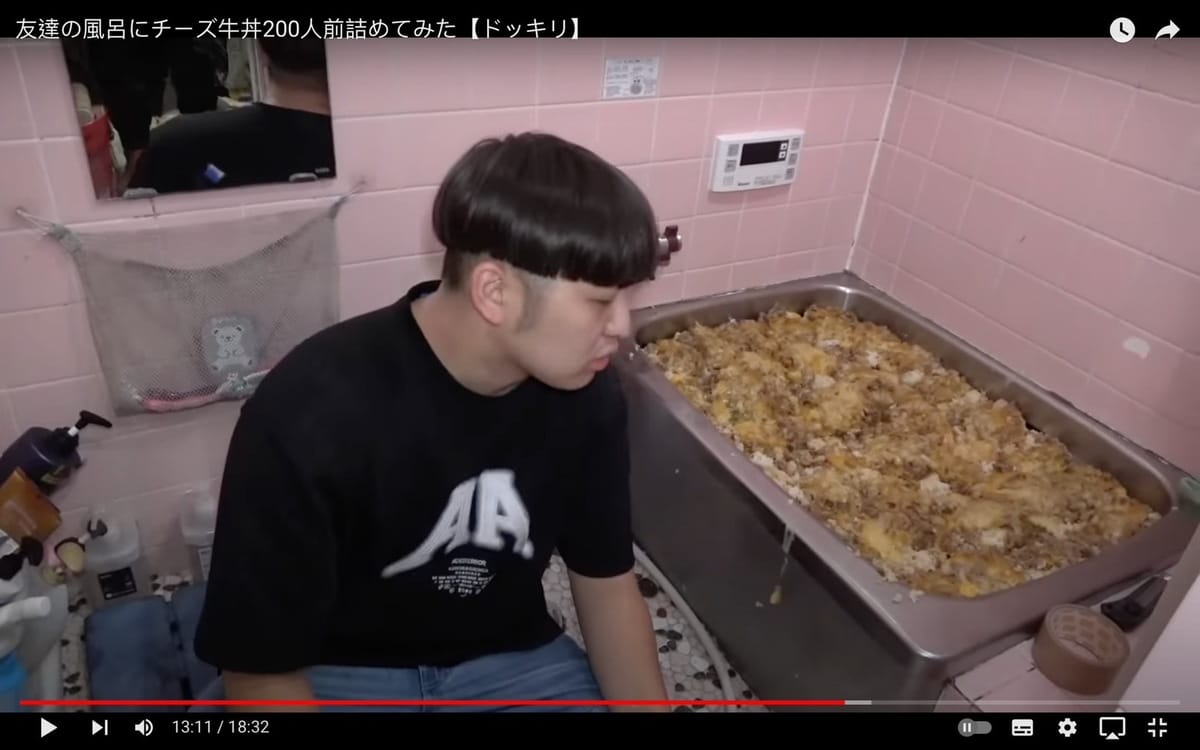 MY為了整guard man，將200份的起司牛丼倒入guard man家的浴缸。殊不知此舉引起大批網友不滿，紛紛群起砲轟「笑不出來，簡直不敢相信」。 圖：翻攝自Channel guard man YT頻道