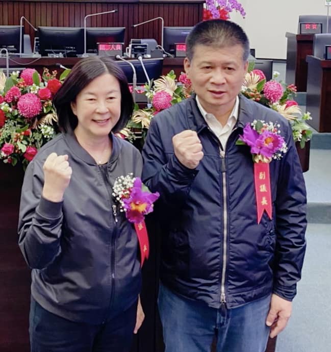 台南地檢署偵辦台南市正副議長賄選案，依行求、期約賄賂及妨害選舉未遂等罪嫌起訴正副議長邱莉莉(左)、林志展(右)等10人，台南地院今日宣判，10名被告全部無罪。 圖：取自林志展臉書（資料照）
