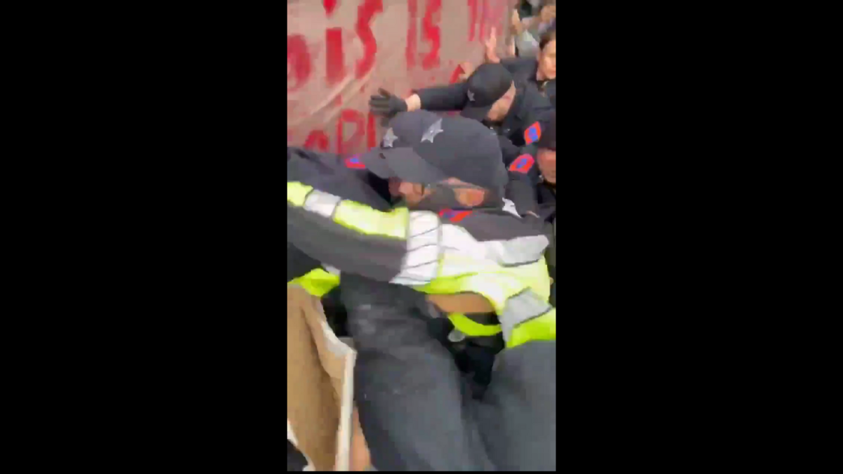 在伊利諾伊大學，抗議者包圍了警察，局勢可能會逐漸升級，潛在威脅著開始使用實際武器襲擊警察。 圖 : 翻攝自影片