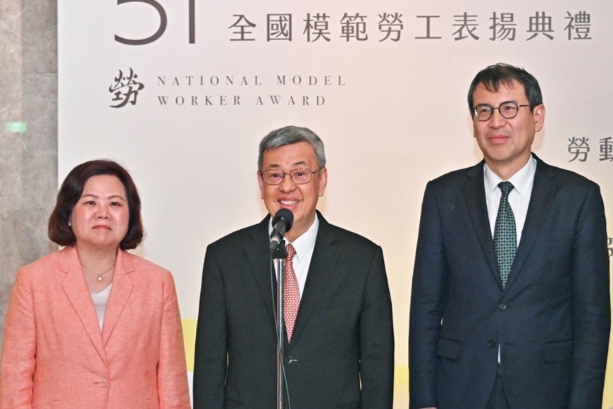 行政院長陳建仁今（29）天下午出席113年紀念五一勞動節暨全國模範勞工表揚典禮前受訪。 圖：行政院提供