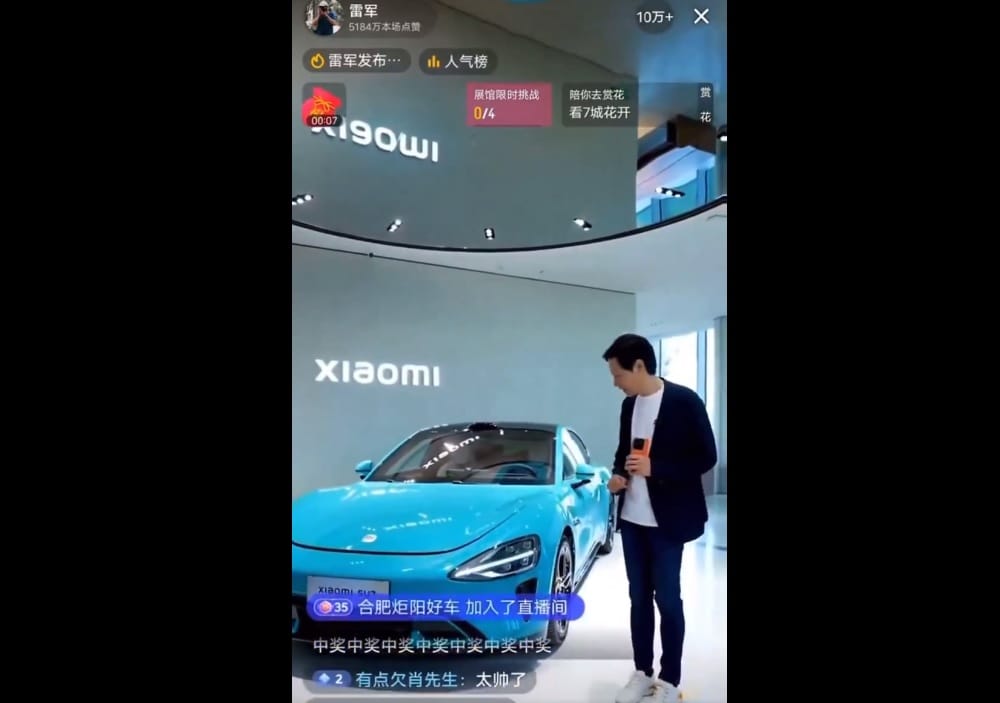 小米董事長雷軍親自介紹旗下電動車 SU7 時，車載 AI 「哨兵系統」自動打開前備箱，將雷軍本人嚇得語無倫次。 圖：擷取自 @fangshimin X 分享影片