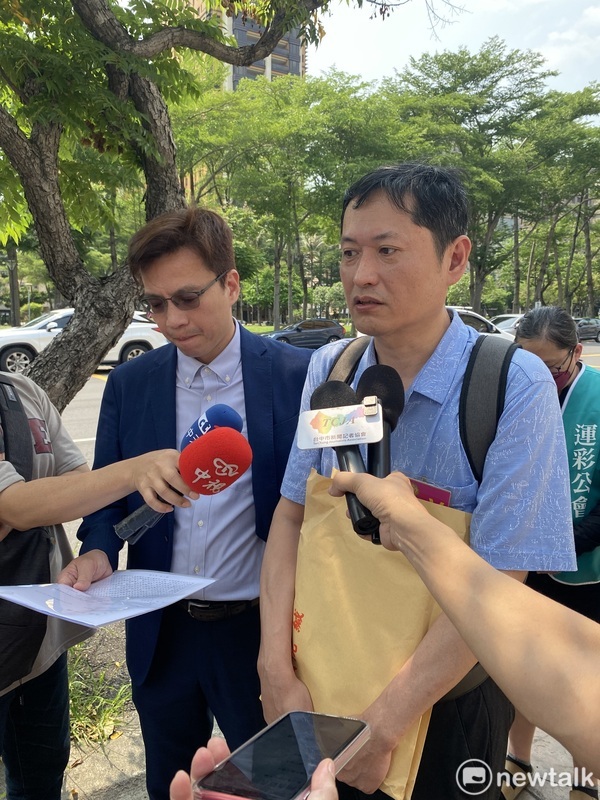 何昱奇（右）由律師陪同到台中市調查處提告。 圖：唐復年/攝