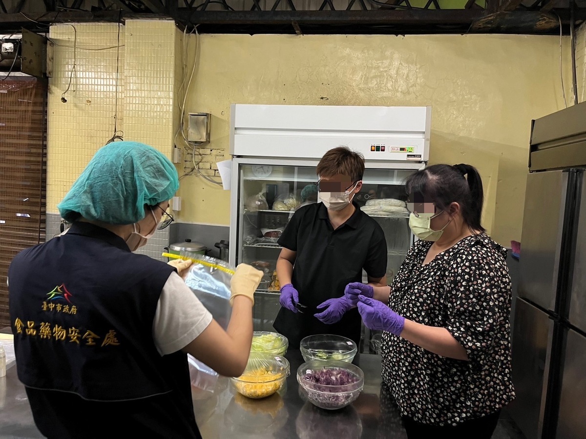 全大運疑似發生選手集體食物中毒，台中市衛生局派員至飯店採檢。 圖：台中市政府/提供