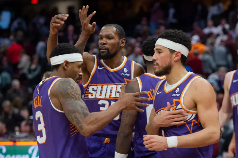 ▲太陽以Kevin Durant、Devin Booker、Bradley Beal為首的三巨頭陣容，在首輪竟慘遭灰狼橫掃，如今球評指出，Booker有意去尼克隊打球。（圖／美聯社／達志影像）