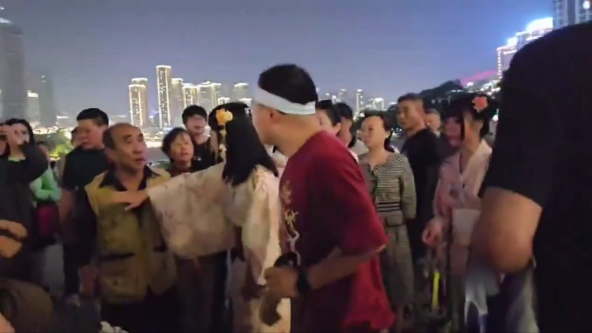 兩名女子的男友人試圖調解局面，表示自己也是中國人，但反而引發其中一名長者的不滿。 圖 : 翻攝自影片