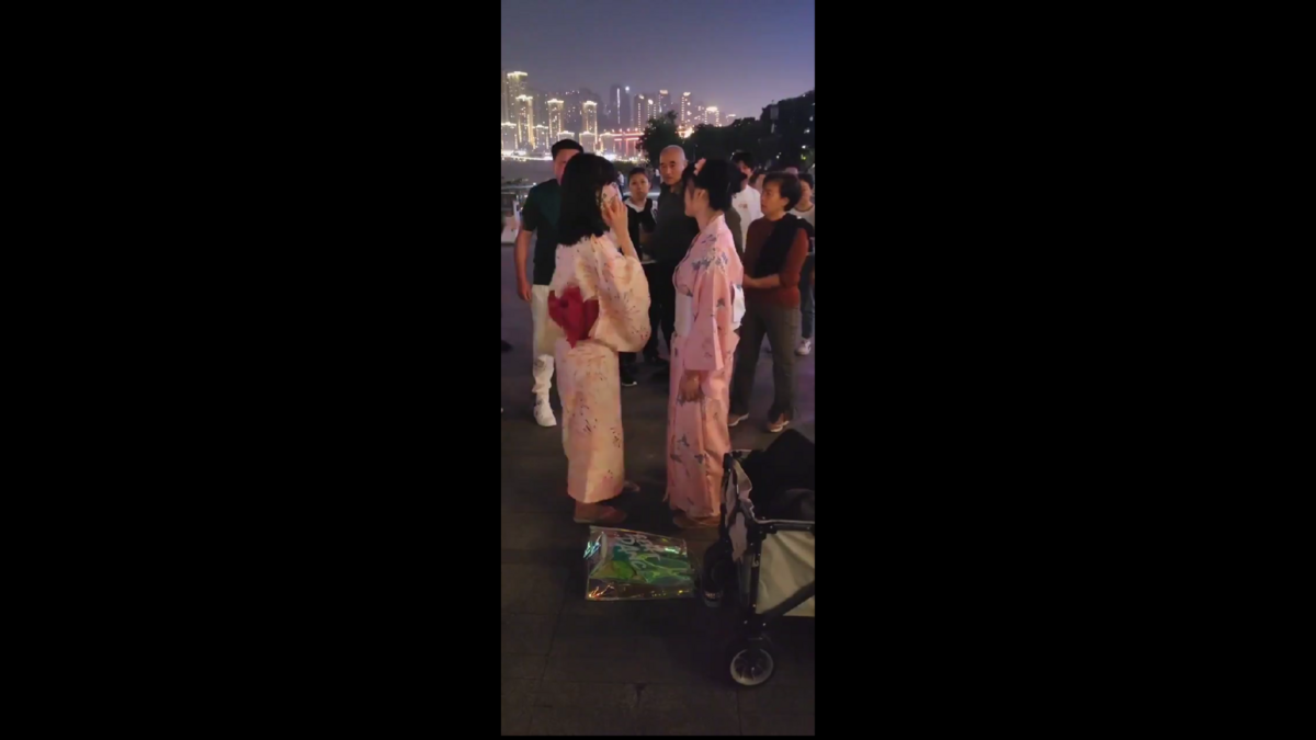 一些民眾對她們的行為強烈不滿，甚至越來越激動，有人上前推擠她們，並大聲斥責她們「丟臉」。 圖 : 翻攝自影片