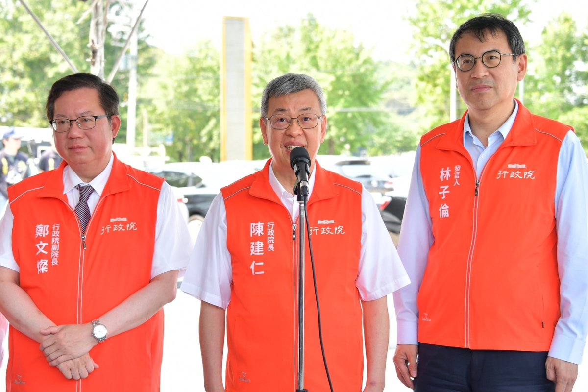 行政院長陳建仁和副院長鄭文燦今（30）天上午到桃園視察「桃園市南崁溪氨氮削減設施興建工程」前受訪。 圖：行政院/提供（資料照）