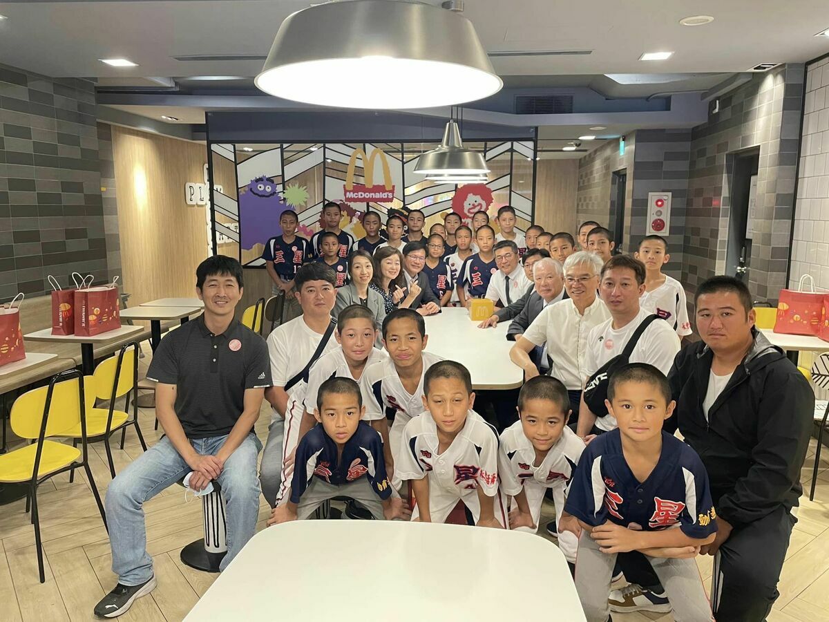 林佳龍在總統府接待宜蘭三星國小棒球隊，也到麥當勞，屢行一起吃漢堡的承諾。 圖：翻攝自林佳龍臉書