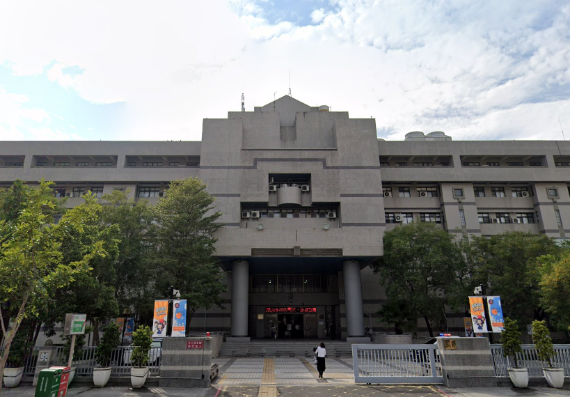 高雄市某國小校長爆偷拍!高雄地檢署已在該校長的住所和辦公室中發現了相關證據。對此，高雄市教育局表示若有罪即解聘。(圖為高雄地檢署) 圖：翻攝自Google Map