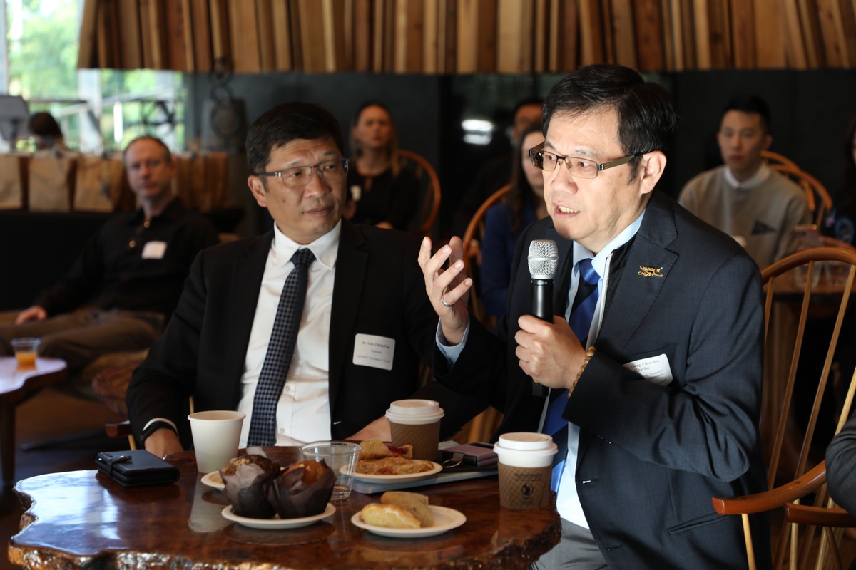 台灣無人機業者介紹發展概況。經緯航太科技董事長羅正方(圖左一)。 圖：嘉義縣政府提供
