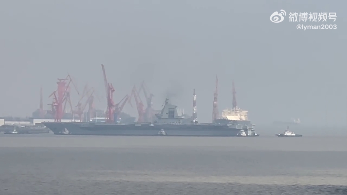 中國第三艘航空母艦「福建號(舷號18)」29日下午由拖船的協助下，從港內移動到外圍停泊。 圖：翻攝「微博」@lyman2003