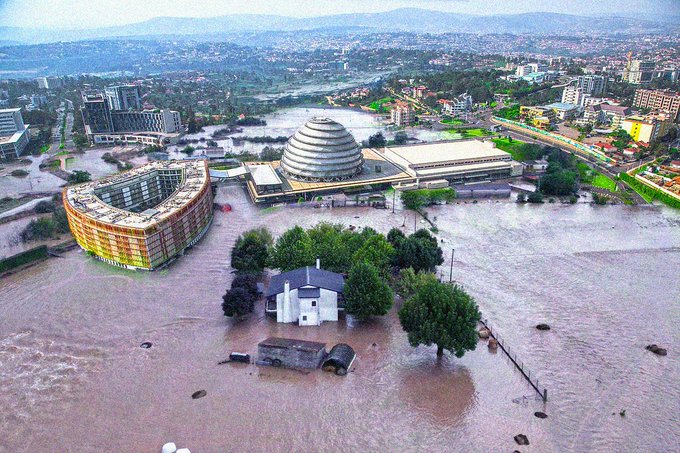 肯亞接連六週遭遇暴雨襲擊， 29 日更發生水壩潰堤事故，首都奈洛比遭洪水淹沒。 圖：翻攝自 @Amani254Gal X 帳號