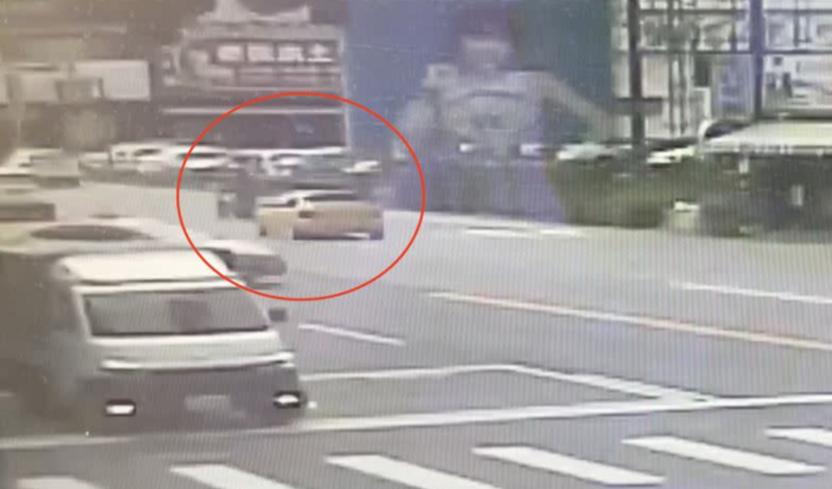 春風昨日在台中市北屯區駕駛愛車六代「三門喜美」，行經太原路三段時不慎追撞一輛機車。 圖：翻攝記者爆料網YT頻道