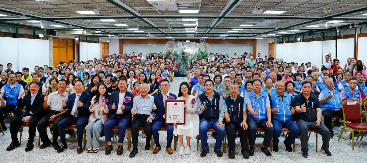 除了鍾東錦和徐耀昌出席就職典禮外，還有前苗栗市長邱炳坤出席就職典禮。 圖：苗栗市公所提供
