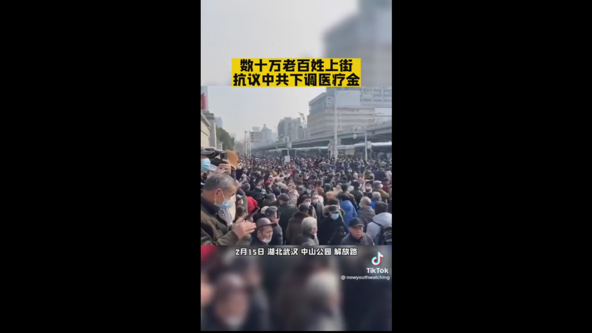 中國在維持政權安全和保護高層官員的福利上，投入巨額資金。這導致對民眾福祉的忽視，引發廣泛的批評和不滿。比如，政府在 2023 年多地修改醫保金制度，縮水民眾個人醫保賬戶，引起多地爆發白髮革命。 圖 : 翻攝自影片