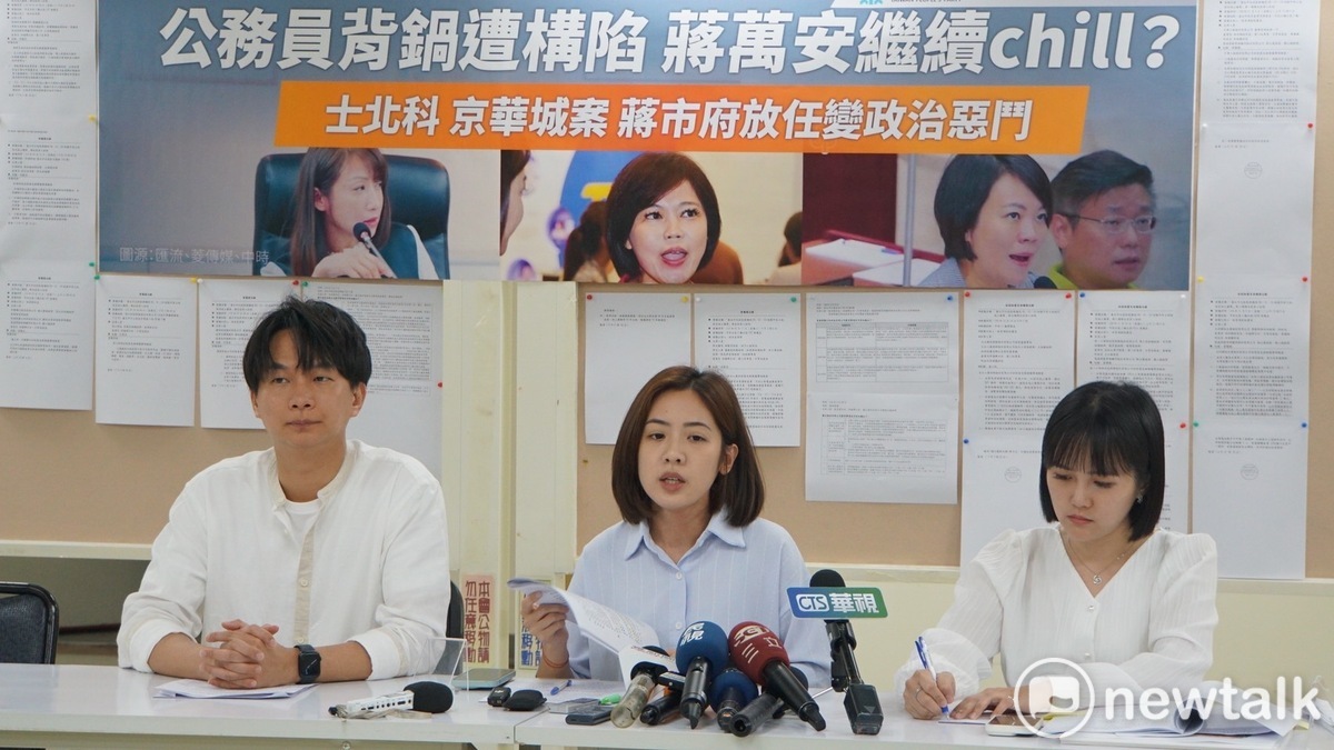 民眾黨新聞部主任吳怡萱（右起）、議員黃瀞瑩、黨團總召陳宥丞。 圖：周煊惠 / 攝