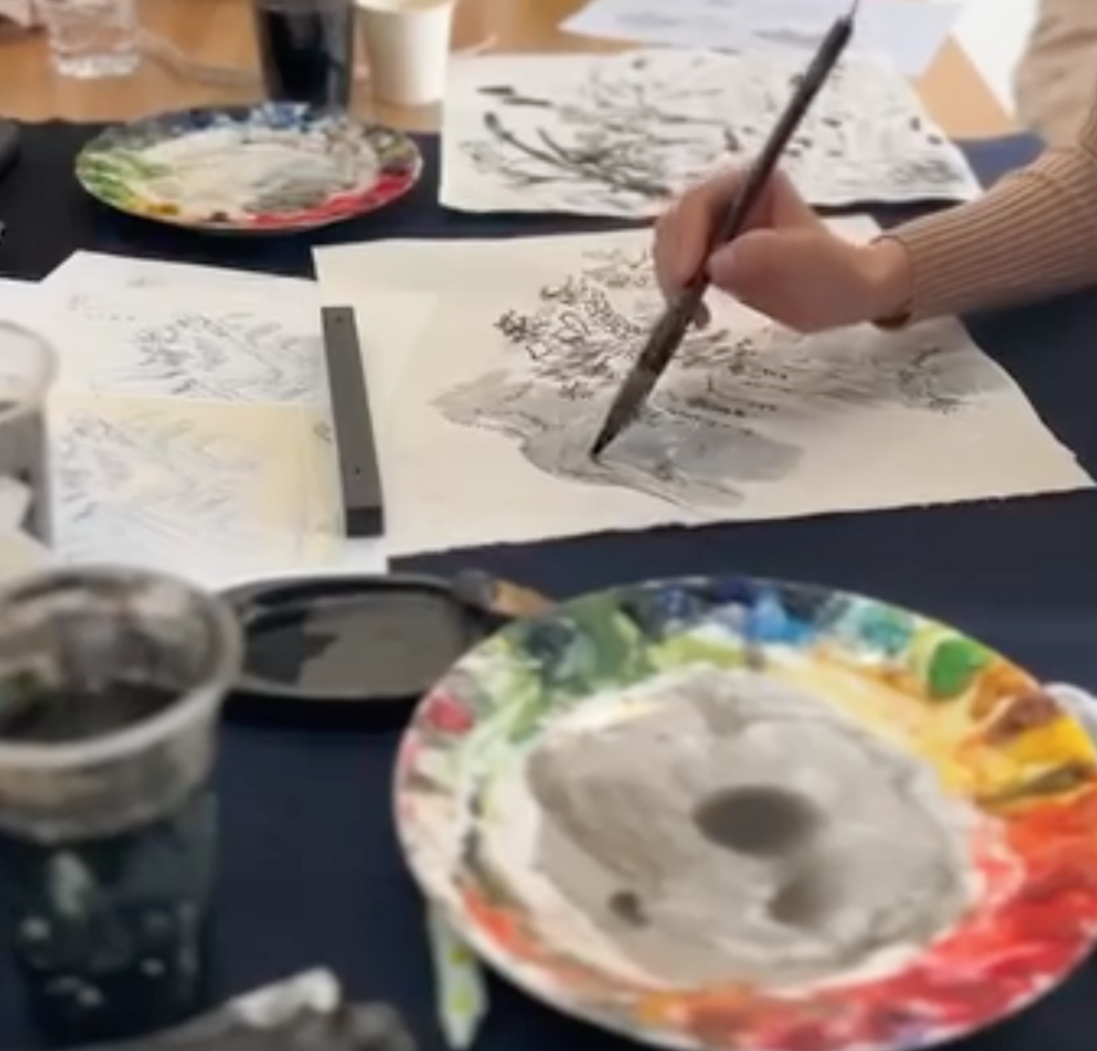 中國網友認為IVE「偷文化」，甚至連幫忙繪製MV圖畫的插畫家也遭到出征。 圖：翻攝自Park Jieun IG