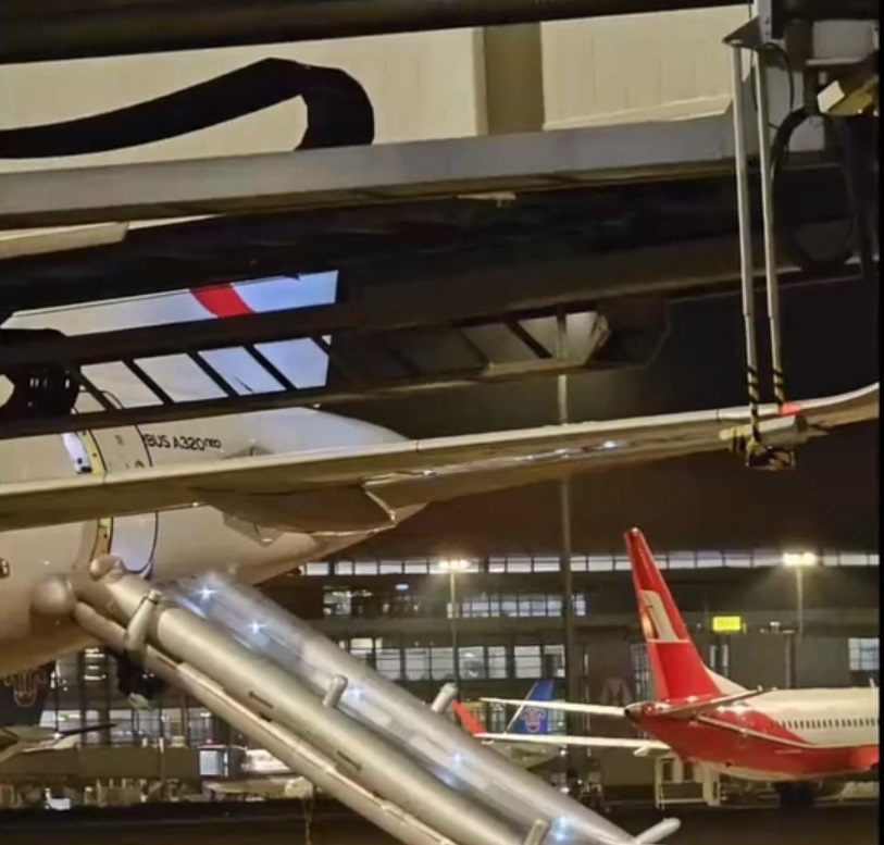 中國東方航空 A320 客機在浦東機場停機坪上突然放出應急滑梯。 圖：翻攝自新京報我們視頻