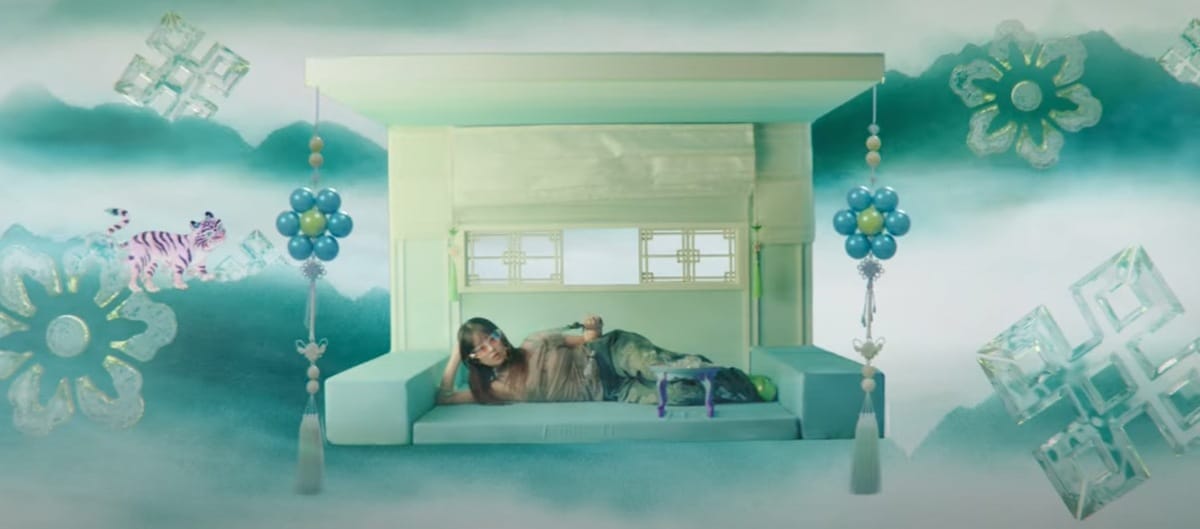 IVE發布新曲《해야 （HEYA）》的MV，裡面運用大量東洋畫元素。 圖：翻攝自STARSHIP YT頻道