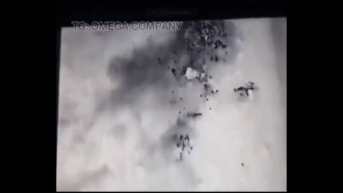 無人機向多名俄羅斯士兵發射炸彈，導致這些士兵在驚慌中逃跑，其中疑似有人受到重傷。 圖 : 翻攝自影片
