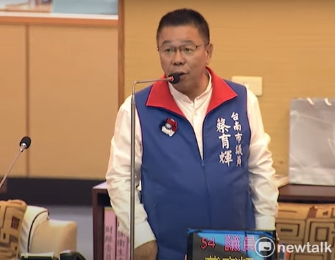 臺南市正副議長賄選案，臺南地方法院判處議長邱莉莉、副議長林志展等10名被告均無罪，臺南市議會國民黨團發言人蔡育輝對此表示，黨團尊重司法，但臺南地院判決無罪之理由，罔顧事實、曲解法律，是「背離民意的司法判決」。 圖：黃博郎／攝