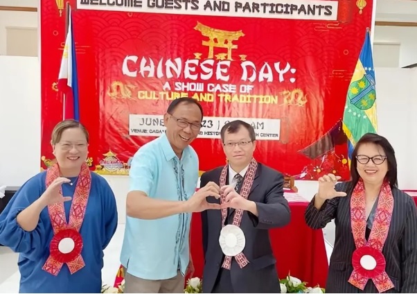 曼巴(左二)長期堅持親中的立場，不但禁止美軍進入位於卡加延省的菲律賓軍事基地，也曾多次參與中國舉辦的活動，更曾在公開場合反對「中國威脅論」。 圖：翻攝自 老高風雲