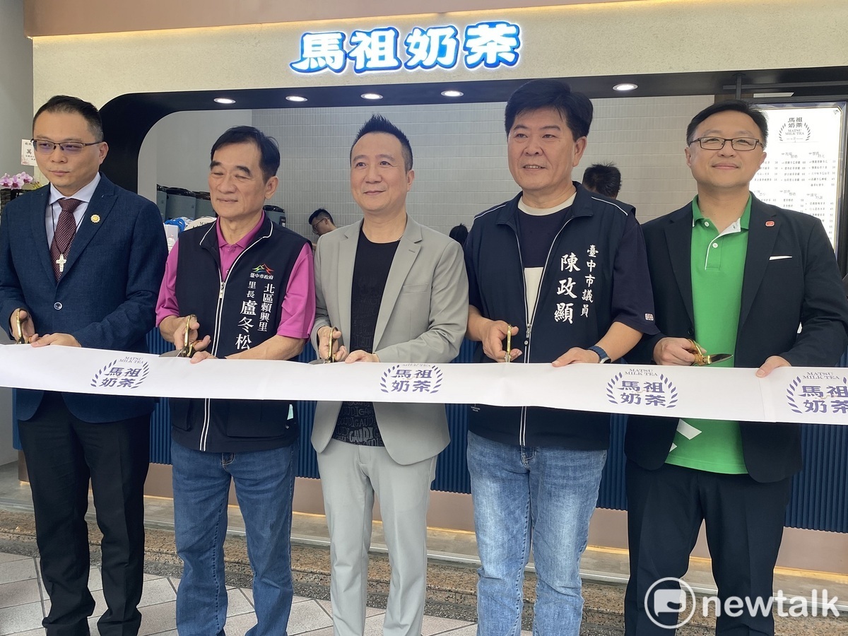 台中市議員陳政顯（右二）為馬祖奶茶北平旗艦門市開幕站台。 圖：唐復年/攝