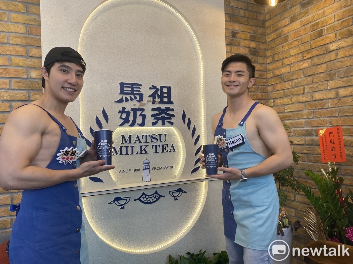 馬祖奶茶北平商圈旗艦店開幕，請到兩位猛男擔任一日店長。  圖：唐復年/攝