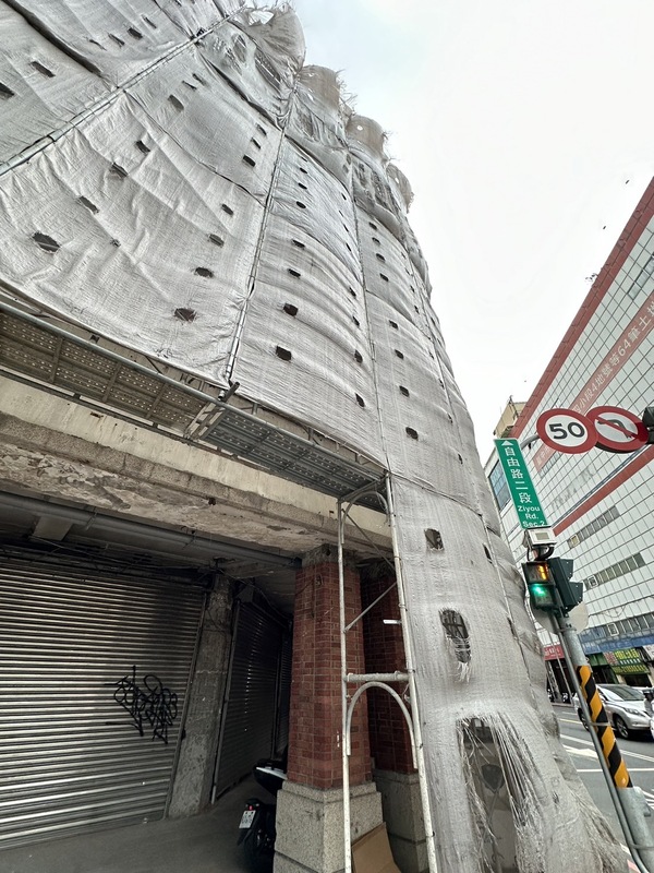 台灣大道、自由路口一處建物正在進行外牆拉皮工程，疑施工未做好保護措施，造成鐵片掉落而砸傷兩名行人，均為輕傷，已送醫治療。 圖：台中市政府/提供