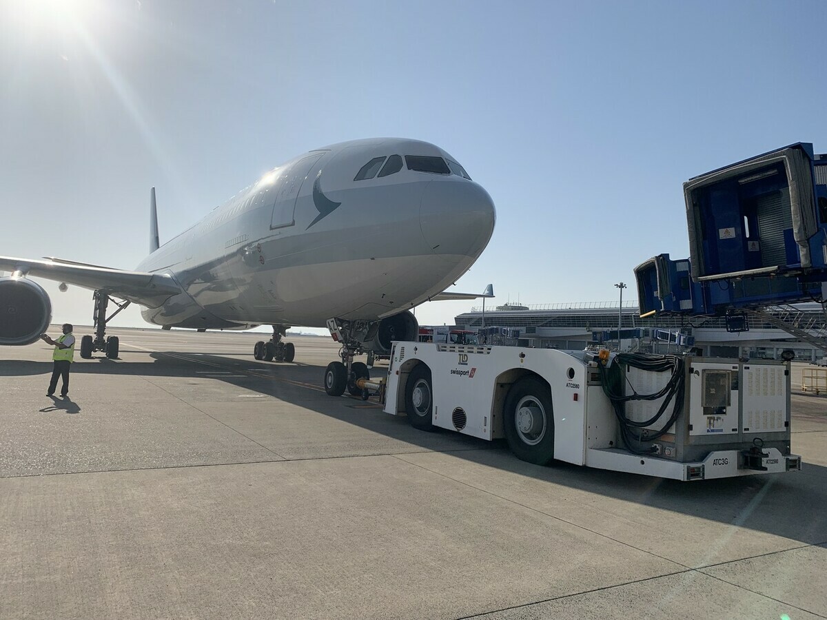 為了提升航班準時率與減少因乘客延誤到達登機口造成的飛機延誤，國泰航空因此調整登機時間。 圖：翻攝自國泰航空臉書