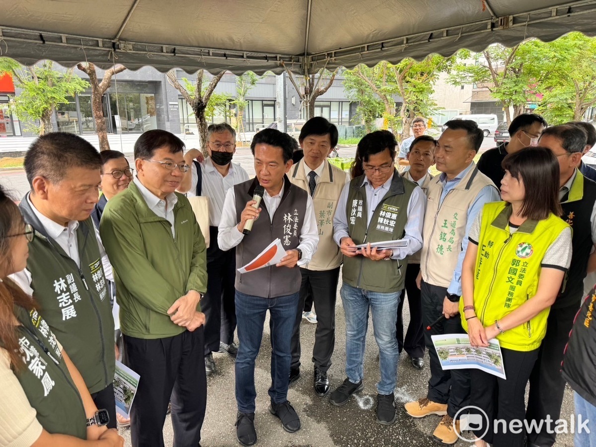 爭取改善善化、新營地區停車問題，立委林俊憲今日邀請交通部相關單位，會同在地立委、議員考察善化區 LM 陽光電城多目標立體停車場及新營區停五立體多目標停車場新建工程。 圖：林俊憲服務處提供