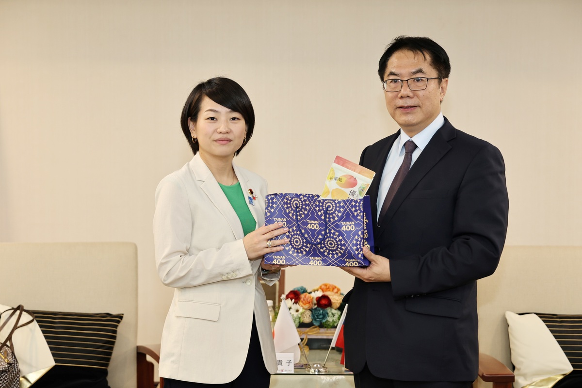 台南市長黃偉哲代表市民歡迎自民黨新任青年局長鈴木貴子眾議員，並致贈芒果乾等台南特產。 圖：台南市政府提供