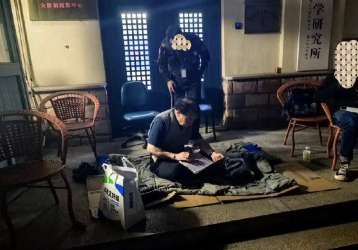 中國病毒學家張永振實驗室遭封，坐在實驗室外維權抗議。 圖：翻攝自 Ｘ（前推特）@whyyoutouzhele
