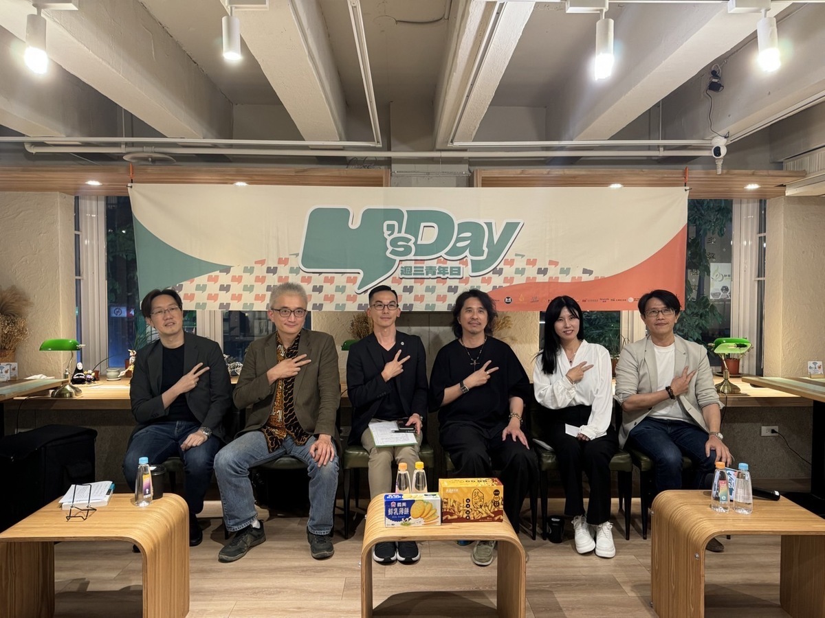 Y’s Day「週三青年日」第51場活動，主題是：「數位轉型下的工作機會－青年如何獲得不被AI取代的關鍵能力」，出席者包括（左起）台灣區塊鏈大聯盟召集人楊方儒、台灣AI實驗室創辦人杜奕瑾、中興大學國際政治研究所教授譚偉恩、台灣大學電機系教授葉丙成、1111人力銀行高階獵才中心總經理林奇葳及台灣公共策益召集人董思齊。 圖：台灣公共策益提供
