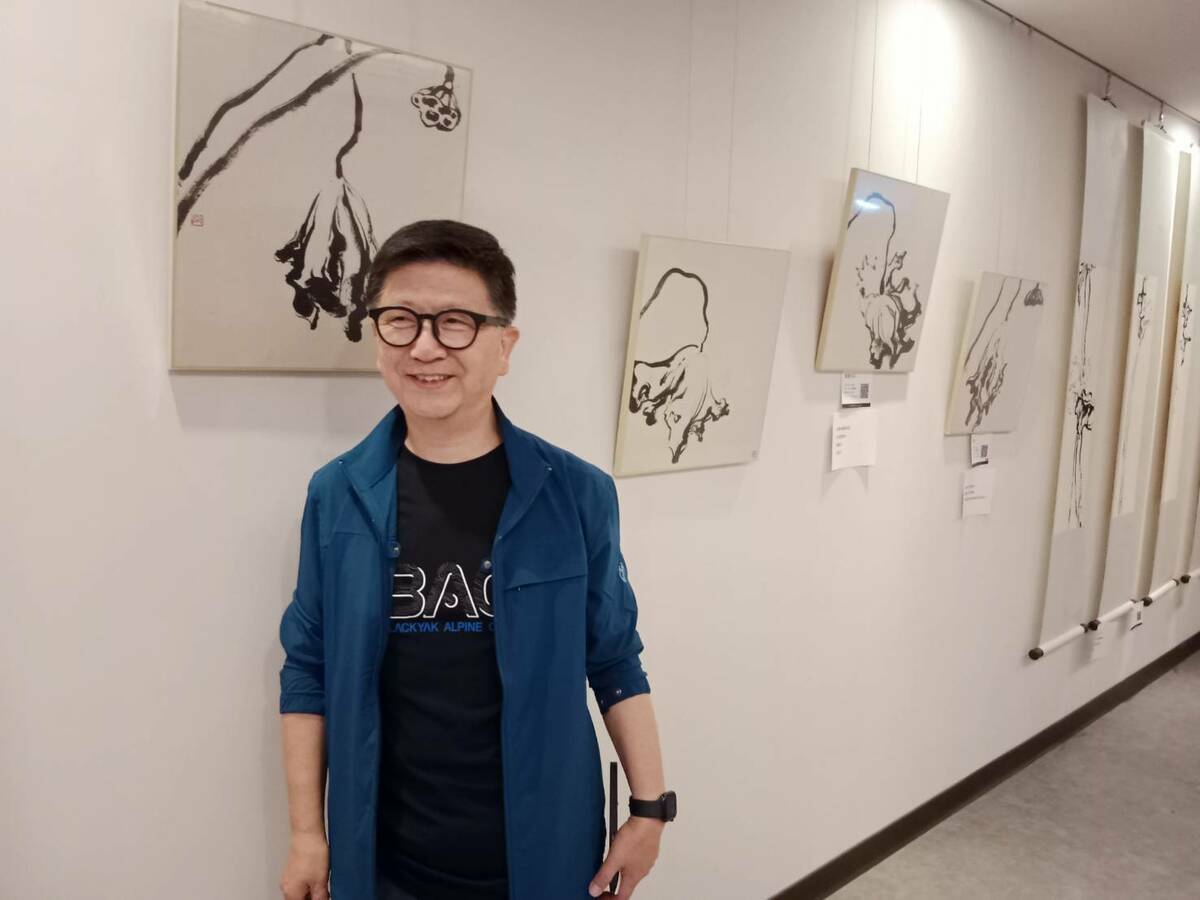 宓雄展出一系列的「荷花」水墨畫作。 圖：孫家銘攝