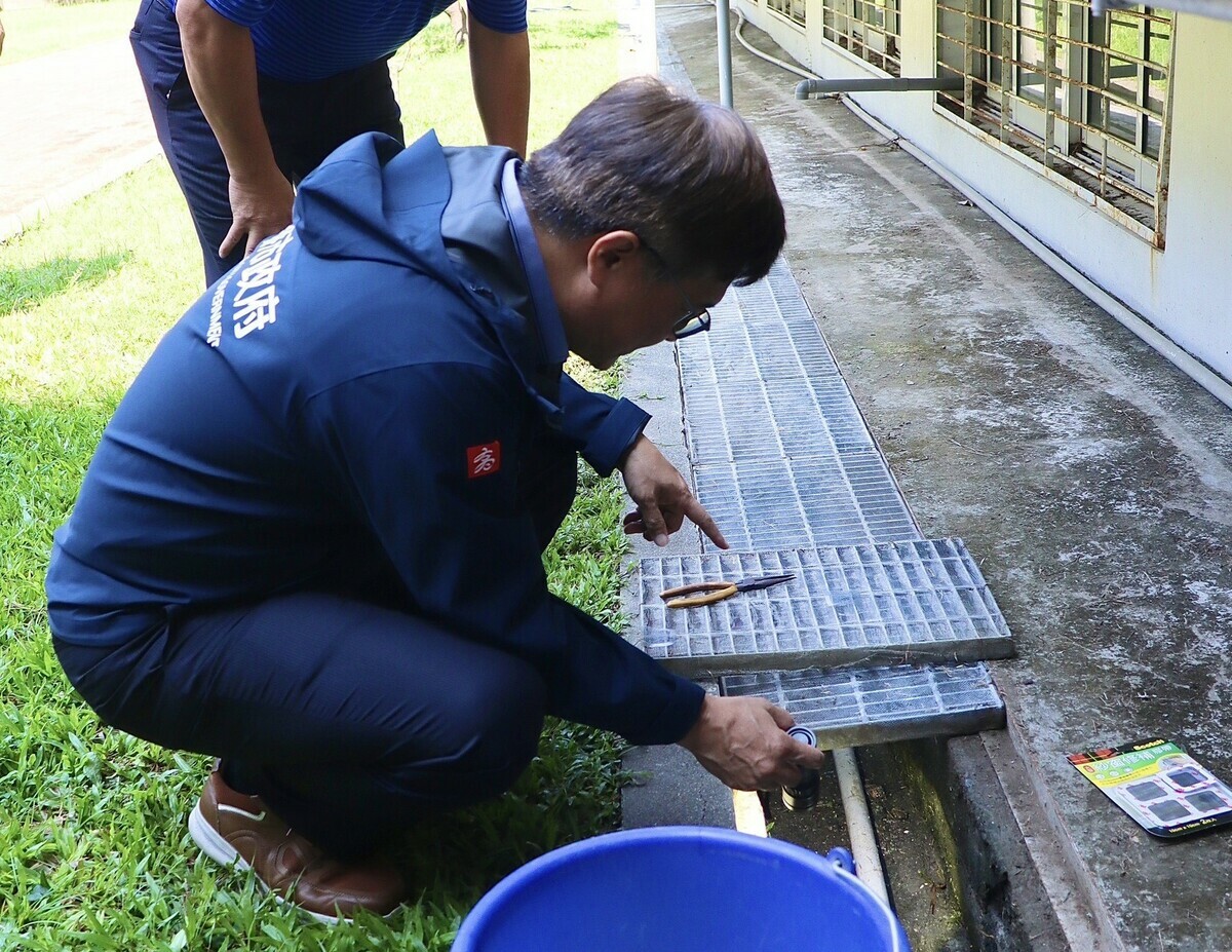 謝文斌提醒學校積極清除水溝積水。 圖：高雄市教育局/提供