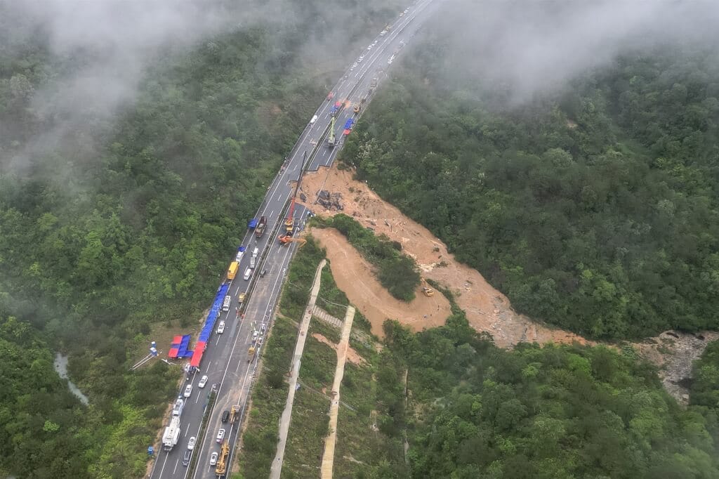 廣東梅大高速（S12）大埔往福建方向路面塌陷造成36死30傷。 圖：翻攝中新社