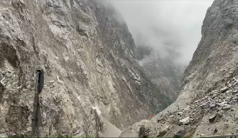 台8線東段流芳橋路段，原預計今日中午通行，但因上午持續降雨，落石持續坍落，公路局再度延後通行時間。 圖：交通部公路局／提供