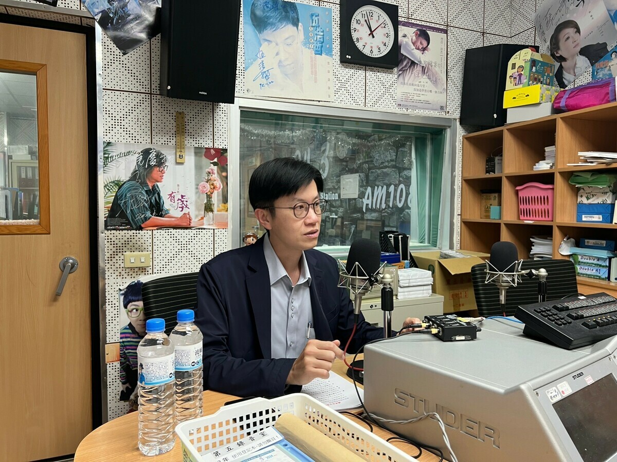 黃元民親上廣播電台宣導防制大車事故。 圖：高市警交通警察大隊/提供
