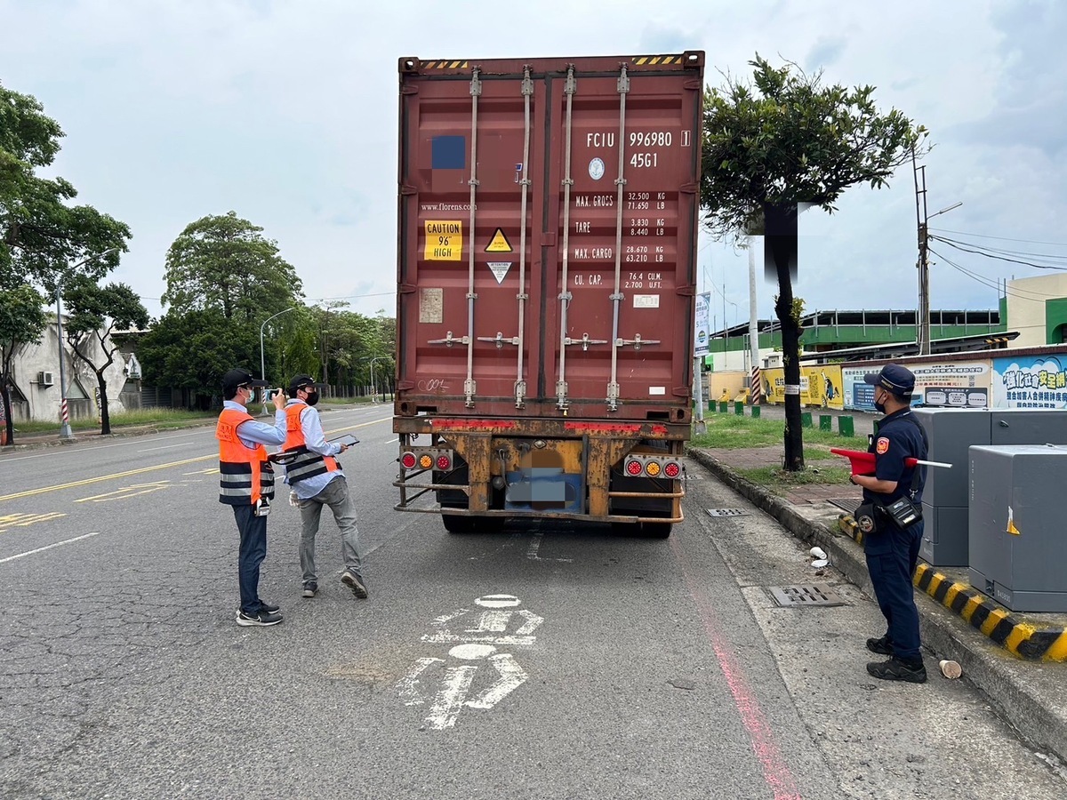 警方加強攔檢全市大型車右轉路線。 圖：高市警交通警察大隊/提供