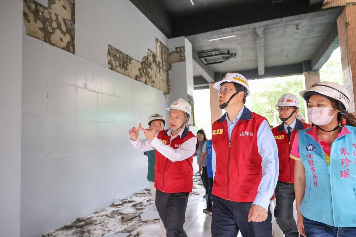 桃園市府團隊視察震後建物受損情形。 圖：桃園市政府/提供