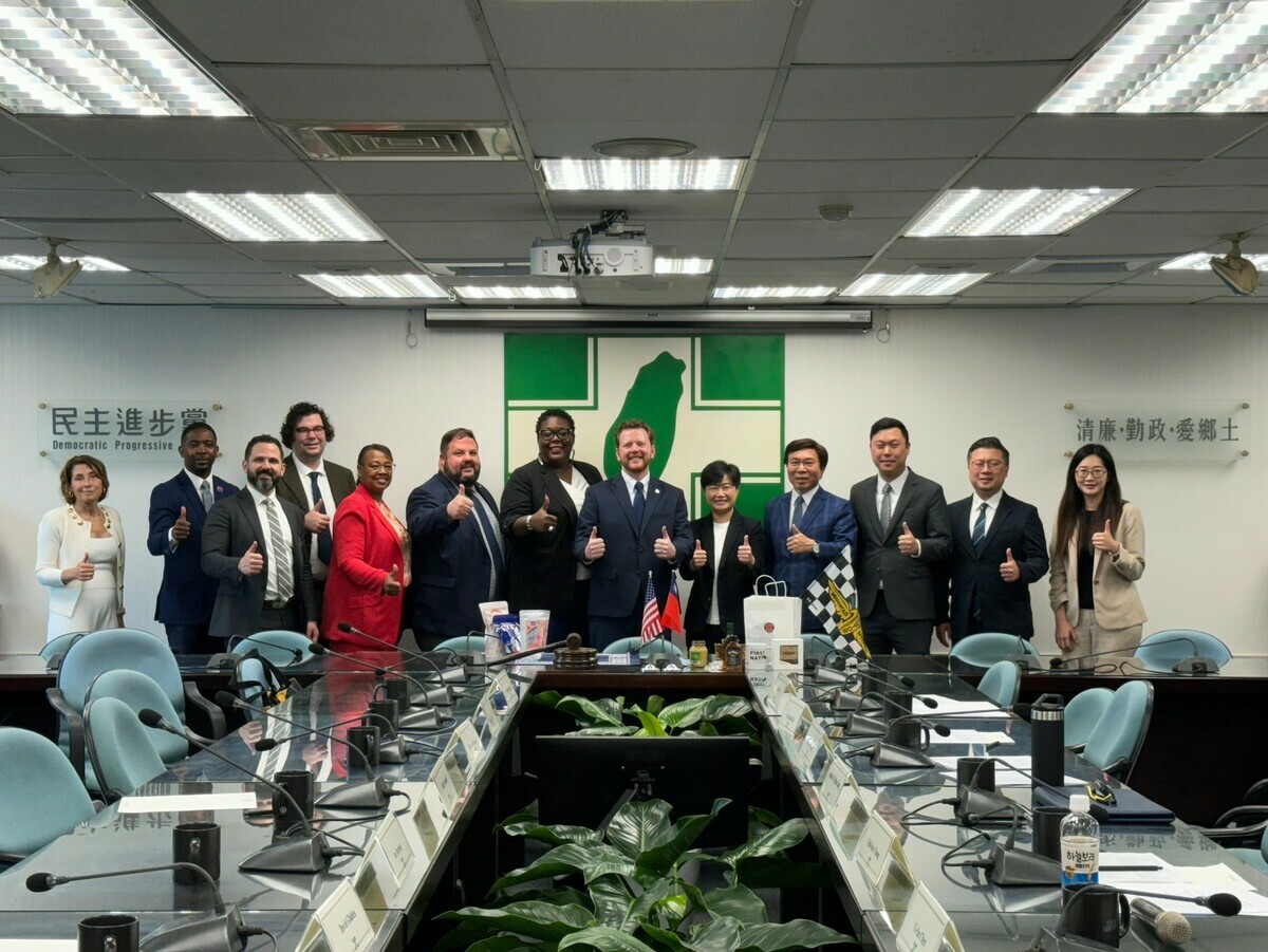 美國民主黨州主席協會訪團拜訪民進黨，代理秘書長楊懿珊率領黨務主管接見。 圖：民進黨提供