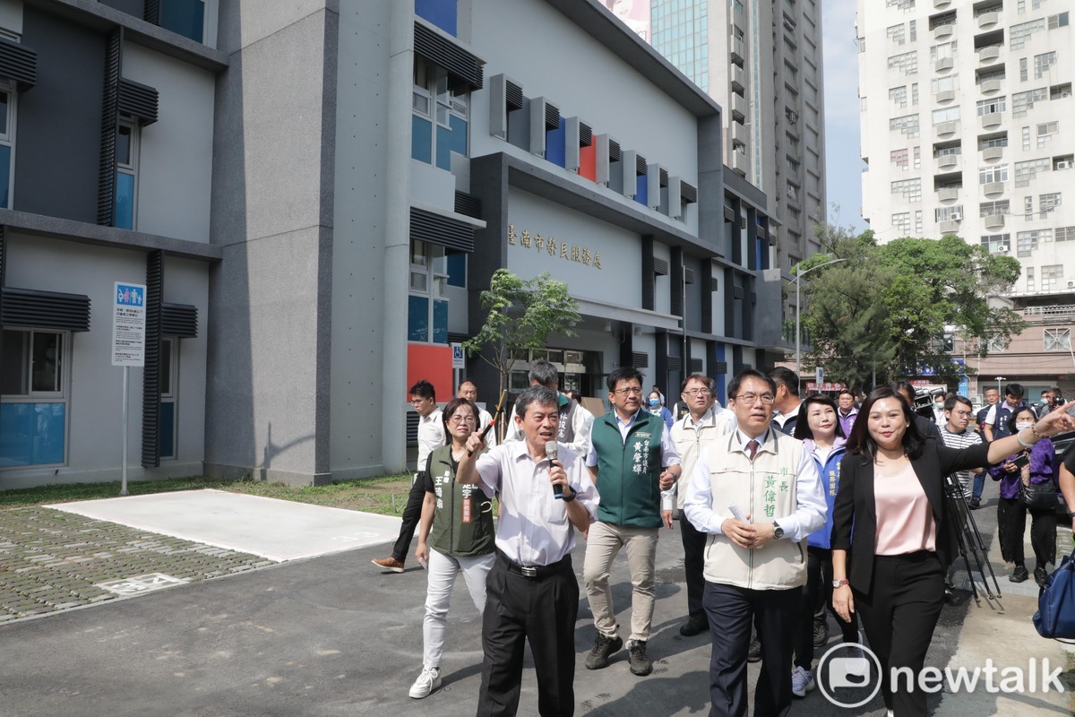 兼具長照機能的台南榮家永康基地「安養健康園區」已於今年3月底完工，待驗收點交完成後，預計6月底就能完成搬遷，台南市長黃偉哲今日前往視察，對於新建榮家的規劃設計及服務功能至表讚賞。 圖：台南市政府提供