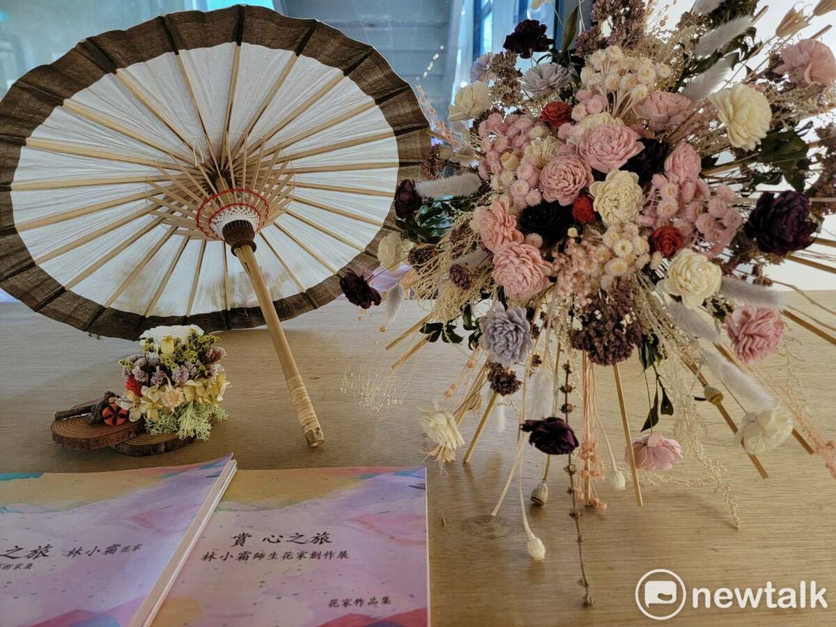 「龍來美濃 漸凍症公益永生花展」在美濃客家文物館登場。 圖：孫家銘攝